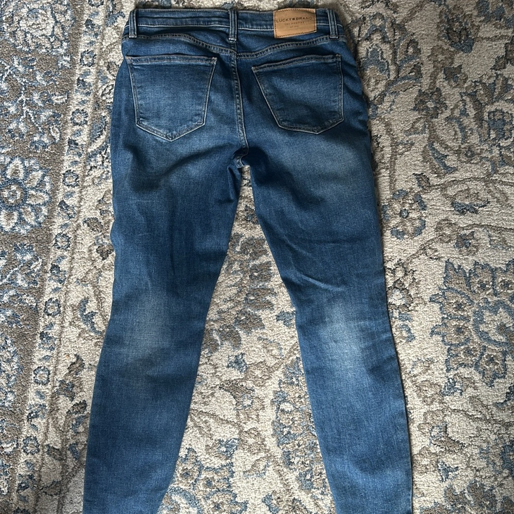 Skinny Jeans-Lucky brand. Only worn once - Picture 3 of 3